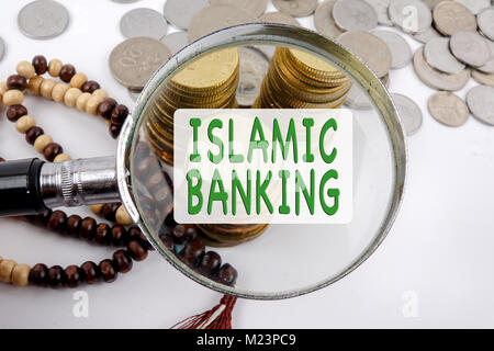 Rosenkranz und Münzen. Islamic Banking/Finance Konzept. Stockfoto