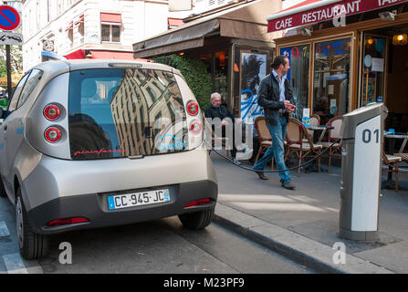 'Elektrische Autolib' Auto an ein Wiederaufladen Punkt geparkt, Paris Stockfoto