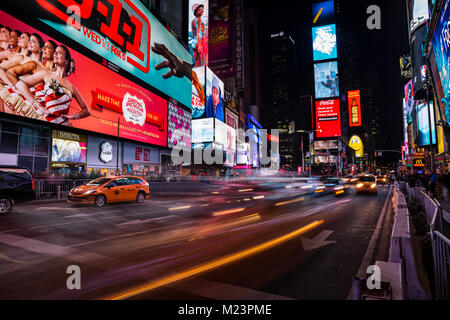 Time Square Verkehr in der Nacht Stockfoto