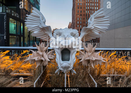 High Line New York, Mutationen sculture, Marguerite Humeau schlägt SPHINX JOACHIM, eine Sphinx als geflügelte Löwe, dass die Website gegen potenzielle schützt Stockfoto