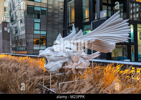 High Line New York, Mutationen sculture, Marguerite Humeau schlägt SPHINX JOACHIM, eine Sphinx als geflügelte Löwe, dass die Website gegen potenzielle schützt Stockfoto