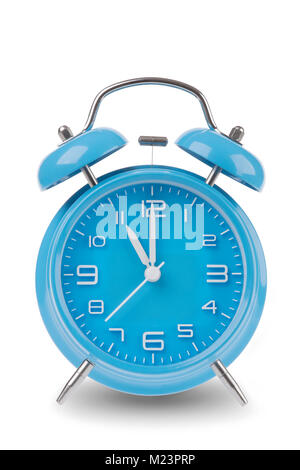 Blauer Alarm Clock mit den Händen bei 11 am oder pm auf einem weißen Hintergrund, Eines der 12 Bilder zeigen die Top der Stunde, beginnend mit 1. Ein Stockfoto