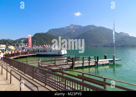 SALZBURG, Österreich - 14. SEPTEMBER 2016: Landschaft Blick auf St. Gilgen Dorf in Salzburg, Österreich. St. Gilgen liegt am Wolfgangsee und Alp Berge mit Stockfoto