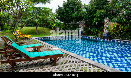 Bali, Indonesien - Apr 20, 2016. Swimmingpool mit bequemen Stühlen am Luxus Resort in Bali, Indonesien. Stockfoto