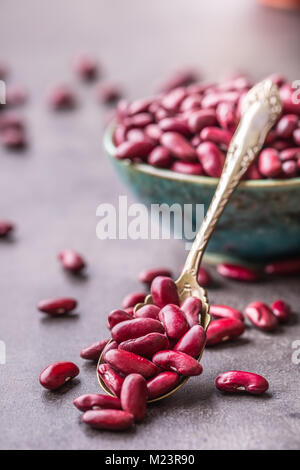 Rote Bohnen. Rote Bohnen in der Schüssel auf dem Tisch. Stockfoto