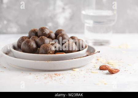 Vanille - Schokolade raw vegan süßen Kugeln mit Nüsse, Datteln und Kakao. Gesunde vegane Ernährung Konzept. Stockfoto