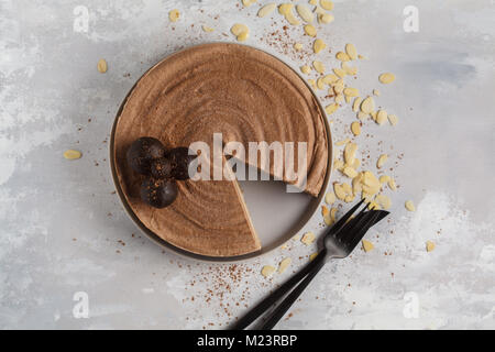 Raw vegan Schokolade - Karamell Käsekuchen mit raw-Kugeln. Gesunde vegane Ernährung Konzept. Stockfoto