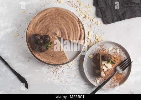 Raw vegan Schokolade - Karamell Käsekuchen mit raw-Kugeln. Gesund vegan Dessert essen Konzept. Stockfoto