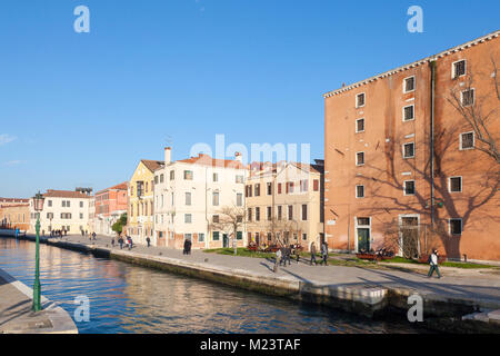 Rio de l'Arsenal, Castello, Venedig, Venetien, Italien im Abendlicht im Winter mit dem Naval History Museum auf der rechten Seite Stockfoto