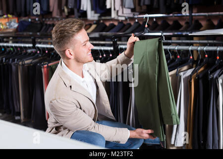 Normaler Mann Auswahl neuer Hose in der Männer Tücher store Stockfoto