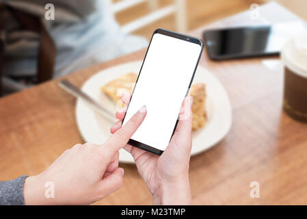 Frau touch isoliert smart phone Screen mit runden Kanten. Coffee Shop, Restaurant im Hintergrund. Stockfoto