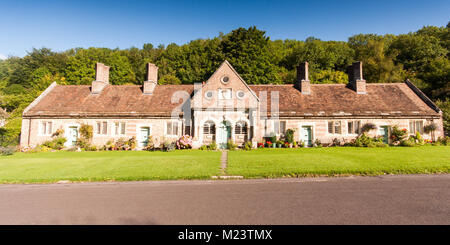 Milton Abbas, England, Großbritannien - 26 August, 2012: eine Terrasse von traditionellen Cottages in der Nähe von Milton Abbas in England Dorset Downs. Stockfoto