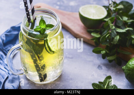 Kalte Getränke Mojito in einem Glas mit Limette und Minze auf einen Tisch. Stockfoto