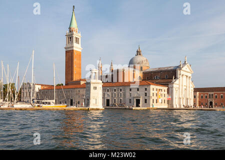 Die Insel San Giorgio Maggiore, Venedig, Venetien, Italien bei Sonnenuntergang von der Lagune mit seiner Kirche und Campanile von Palladio in selbst gestalteten gesehen Stockfoto