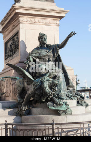 Detail der Victor Emmanuel II Denkmal, Riva degli Schiavoni, Castello, Venice, Italien mit der Darstellung eines freien Venedig und ein Brüllender winged venezianischen Löwen wh Stockfoto