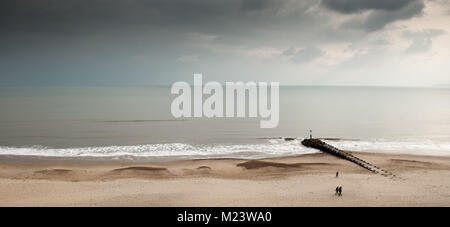 Stormy Skies bedrohen die Spaziergänger am Strand von Bournemouth, Dorset. Stockfoto