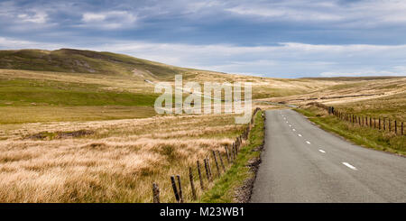 Die B 6276 Straße Winde über Wüst offenen Moor in der North Pennines Hills von North Yorkshire, England. Stockfoto