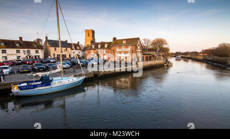 Bournemouth, England - März 25, 2016: ein Boot auf dem Fluss Frome bei Poole Quay in Dorset. Stockfoto