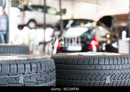 Reifenwechsel in einer Garage - closeup Reifenprofil-stack Reifen für den Vertrieb Stockfoto