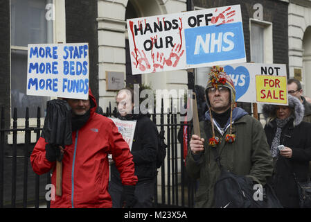 London, Großbritannien. 3 Feb, 2018. Die demonstranten gesehen Teilnehmenden während Plakate und Poster während der Demonstration. Tausende von Demonstranten in London am Samstag sammelte Unterstützung für höhere Nhs Finanzierung als die schlimmsten Winter auf Aufzeichnung anzusammeln nimmt eine Abgabe auf das Gesundheitswesen. Die Rallye, "NHS in der Krise - fix it Jetzt', 'war Gesundheit Kampagnen zusammen organisiert und anti-sparmassnahmen Gruppe des Volkes. Aktivisten, darunter ein großer Anteil der Rentner, auf die herrschenden Konservativen Regierung aufgefordert, die Finanzierung zu stärken, als Berichte von Patienten, die die Behandlung der Credit: ZUMA drücken Sie Stockfoto