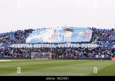 Tifo Getafe Fans. La Liga Match zwischen Getafe CF vs Leganes FC im Coliseum Alfonso Perez Stadion in Madrid, Spanien, 4. Februar 2018. Credit: Gtres Información más Comuniación auf Linie, S.L./Alamy leben Nachrichten Stockfoto