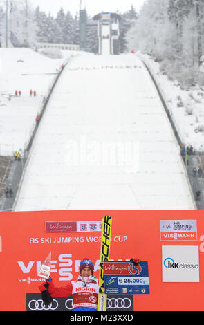 Willingen, Deutschland. 4 Feb, 2018. Kamil Stoch von Polen feiert bei der Siegerehrung im Skisprung Weltcup in Willingen, Deutschland, 4. Februar 2018. Credit: Arne Dedert/dpa/Alamy leben Nachrichten Stockfoto