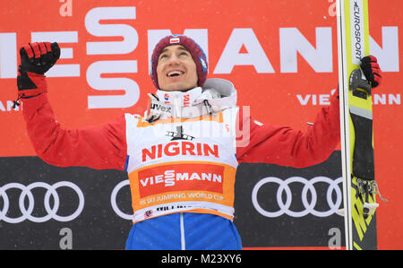 Willingen, Deutschland. 4 Feb, 2018. Kamil Stoch von Polen feiert bei der Siegerehrung im Skisprung Weltcup in Willingen, Deutschland, 4. Februar 2018. Credit: Arne Dedert/dpa/Alamy leben Nachrichten Stockfoto