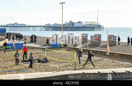 Brighton UK 4. Februar 2018 - Beach Tennis Spieler genießen Sie einen schönen, sonnigen Tag auf Brighton Seafront heute mit der Wettervorhersage für die nächsten Tage in Großbritannien Foto von Simon Dack Credit: Simon Dack/Alamy Live News kalt bleiben Stockfoto