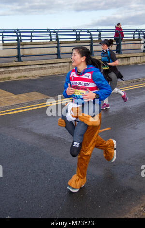 Southport, Merseyside. 4. Februar, 2018. Die siebte Mad Dog 10k-Läufer in Fancy Dress. Die Southport Mad Dog 10 k bestätigte ihren Status als eine der größten Veranstaltungen der Stadt mit einem anderen große Veranstaltung. Rund 2.500 Läufer nahmen an der Nächstenliebe rund um das Seebad. Kredit; MediaWorldImages/AlamyLiveNews. Stockfoto