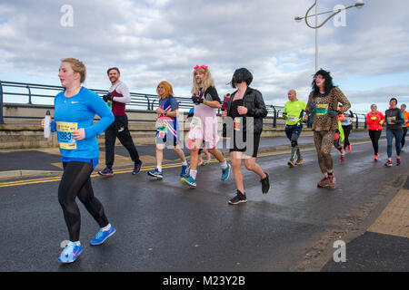 Southport, Merseyside. 4. Februar, 2018. Die 7 Mad Dog 10 k Rennen mit Läufern in Fancy Dress. Die Southport Mad Dog 10 k bestätigte ihren Status als eine der größten Veranstaltungen der Stadt mit einem anderen große Veranstaltung. Rund 2.500 Läufer nahmen an der Nächstenliebe rund um das Seebad. Kredit; MediaWorldImages/AlamyLiveNews. Stockfoto