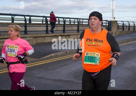 Southport, Merseyside. 4. Februar, 2018. Wettbewerber 1317 Am 7 Mad Dog 10 k Rennen mit Läufern in Fancy Dress. Die Southport Mad Dog 10 k bestätigte ihren Status als eine der größten Veranstaltungen der Stadt mit einem anderen große Veranstaltung. Rund 2.500 Läufer nahmen an der Nächstenliebe rund um das Seebad. Kredit; MediaWorldImages/AlamyLiveNews. Stockfoto