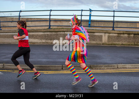 Southport, Merseyside. 4. Februar, 2018. Die 7 Mad Dog 10 k Rennen mit Läufern in Fancy Dress. Die Southport Mad Dog 10 k bestätigte ihren Status als eine der größten Veranstaltungen der Stadt mit einem anderen große Veranstaltung. Rund 2.500 Läufer nahmen an der Nächstenliebe rund um das Seebad. Kredit; MediaWorldImages/AlamyLiveNews. Stockfoto