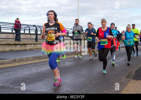 Southport, Merseyside. 4. Februar, 2018. Die 7 Mad Dog 10 k Rennen mit Läufern in Fancy Dress. Die Southport Mad Dog 10 k bestätigte ihren Status als eine der größten Veranstaltungen der Stadt mit einem anderen große Veranstaltung. Rund 2.500 Läufer nahmen an der Nächstenliebe rund um das Seebad. Kredit; MediaWorldImages/AlamyLiveNews. Stockfoto