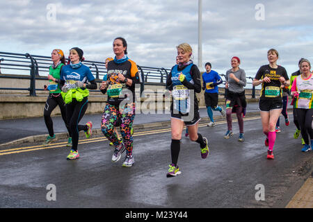 Southport, Merseyside. 4. Februar, 2018. Die 7 Mad Dog 10 k Rennen mit Läufern in Fancy Dress. Die Southport Mad Dog 10 k bestätigte ihren Status als eine der größten Veranstaltungen der Stadt mit einem anderen große Veranstaltung. Rund 2.500 Läufer nahmen an der Nächstenliebe rund um das Seebad. Kredit; MediaWorldImages/AlamyLiveNews. Stockfoto