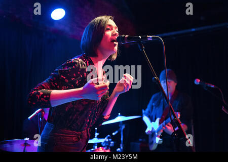 Singer Songwriter Nadine Schah im Konzert in der Trades Club, Halifax, West Yorkshire, 3. Februar 2018 Credit: John Bentley/Alamy leben Nachrichten Stockfoto