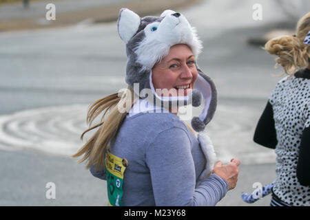 Southport, Merseyside. 4. Februar, 2018. Die 7 Mad Dog 10 k Rennen mit Läufern in Fancy Dress. Die Southport Mad Dog 10 k bestätigte ihren Status als eine der größten Veranstaltungen der Stadt mit einem anderen große Veranstaltung. Rund 2.500 Läufer nahmen an der Nächstenliebe rund um das Seebad. Kredit; MediaWorldImages/AlamyLiveNews. Stockfoto