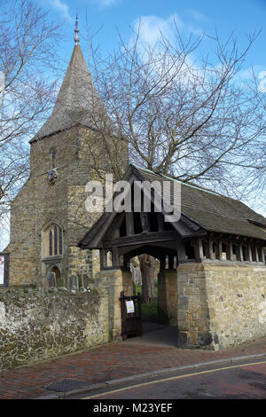 Edenbridge, Großbritannien, 4. Februar 2018, helle und sonnige Tag über St. Peter und Pauls Kirche in Edenbridge, Kent. Die Menschen weiterhin ihren Alltag trotz des kalten Wetters, ist die Prognose für Schnee im Südosten über Nacht und Morgen © Keith Larby/Alamy leben Nachrichten Stockfoto