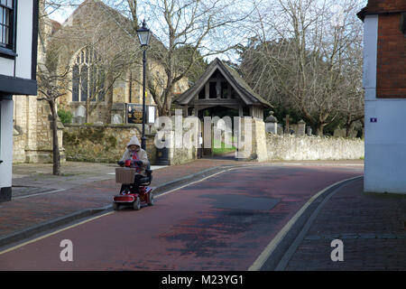 Edenbridge, Großbritannien, 4. Februar 2018, Hell und sonnig in Edenbridge, Kent. Eine Dame reitet auf ihre Mobilität scooter trotz des kalten Wetters, ist die Prognose für Schnee im Südosten über Nacht und Morgen © Keith Larby/Alamy leben Nachrichten Stockfoto