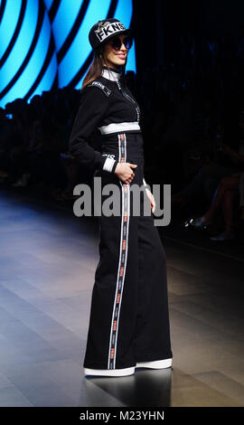 Mumbai, Indien. 4 Feb, 2018. Ein Modell Vitrinen Designs von Narendra Kumar auf dem Erscheinen während Tag 5 Lakme Fashion Week im Sommer/Resort 2018 Jio Garten in Mumbai. Credit: Azhar Khan/SOPA/ZUMA Draht/Alamy leben Nachrichten Stockfoto