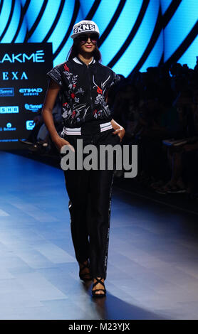 Mumbai, Indien. 4 Feb, 2018. Ein Modell Vitrinen Designs von Narendra Kumar auf dem Erscheinen während Tag 5 Lakme Fashion Week im Sommer/Resort 2018 Jio Garten in Mumbai. Credit: Azhar Khan/SOPA/ZUMA Draht/Alamy leben Nachrichten Stockfoto