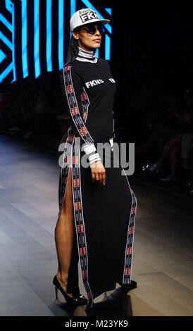 Mumbai, Indien. 4 Feb, 2018. Ein Modell Vitrinen Designs von Narendra Kumar auf dem Erscheinen während Tag 5 Lakme Fashion Week im Sommer/Resort 2018 Jio Garten in Mumbai. Credit: Azhar Khan/SOPA/ZUMA Draht/Alamy leben Nachrichten Stockfoto