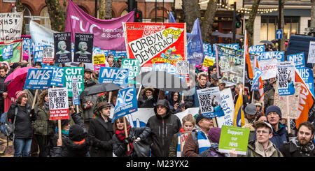 London, Großbritannien. 3. Februar, 2018. Tausende März durch London in bundesweiten Protest zu 'Fonds der NHS', unter Androhung von Kürzungen und Privatisierung durch die Regierung. David Rowe/Alamy Leben Nachrichten. Stockfoto