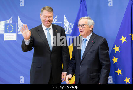 Die 6 Rumäniens Präsident Klaus Werner Johannis, Links, (13. Juni 1959) Der Präsident der EU-Kommission Jean-Claude Juncker (9. Dezember 1954) Vor einem bilateralen Treffen im Berlaymont, dem Sitz der EU-Kommission, am 29. Januar 2018 in Brüssel, Belgien willkommen. - Keine LEITUNG SERVICE - Foto: Thierry Monasse/dpa Foto: Thierry Monasse/dpa Stockfoto