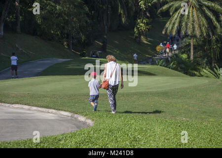 Shah Alam, Kuala Lumpur, Malaysia. 4 Feb, 2018. Ein kleines Mädchen gesehen wird, gehen mit ihrer Mutter, während Sie nach der anderen Besucher, die Verfolgung der letzte Tag Turnier der Maybank Meisterschaft 2018. Die Maybank Meisterschaft 2018 golf event vom 1. bis 4. Februar ist am Saujana Golf & Country Club bewirtet wird. Credit: Faris Hadziq/SOPA/ZUMA Draht/Alamy leben Nachrichten Stockfoto