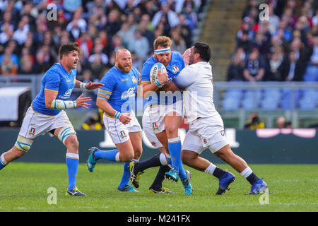 Rom, Italien. 04. Februar 2018. Italien der prop Andrea Lovotti trägt die Kugel im Spiel gegen England in NatWest 6 Nations Championship 208 Massimiliano Carnabuci/Alamy leben Nachrichten Stockfoto