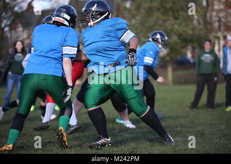 Cardiff, Wales, UK. 4. Februar 2018. Die Cardiff Valkries, American ist die einzige Waliser Frauen Fußball-Team, Zug am Tag der Amerikanischen Superbowl auf lokaler Roath Park in der Vorbereitung für ihr erstes Spiel der Saison. Credit: Kerry Elsworth/Alamy leben Nachrichten Stockfoto