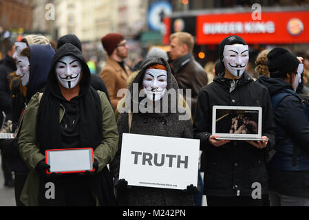 Tierschützer in Leicester Square in einem "Würfel der Wahrheit" mit den Demonstranten tragen V für Vendetta style Masken und Holding Laptops spielen videos Darstellung von Grausamkeit gegen Tiere, darunter einige, die angeblich Bauernhof Vieh und Fleisch Verarbeitung Stockfoto