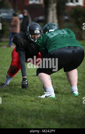 Cardiff, Wales, UK. 4. Februar 2018. Die Cardiff Valkries, American ist die einzige Waliser Frauen Fußball-Team, Zug am Tag der Amerikanischen Superbowl auf lokaler Roath Park in der Vorbereitung für ihr erstes Spiel der Saison. Credit: Kerry Elsworth/Alamy leben Nachrichten Stockfoto