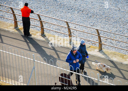 Chesil Beach, Dorset. 4. Februar 2018 - Menschen warm gegen die Bitterkalten Wind und genießen Sie einen Spaziergang entlang der Chesil Beach, Portland, am Nachmittag Sonnenschein Credit: stuart Hartmut Ost/Alamy leben Nachrichten Stockfoto