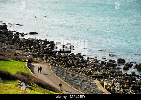 Chesil Beach, Dorset. 4. Februar 2018 - die Menschen genießen eine sonnige Spaziergang entlang Chesil Beach, auf der Isle of Portland, trotz der beißend kalten Wind Credit: stuart Hartmut Ost/Alamy leben Nachrichten Stockfoto